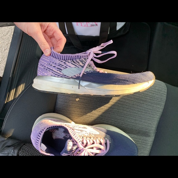 Brooks size 8. These have been worn maybe 5-8 time - Picture 5 of 5